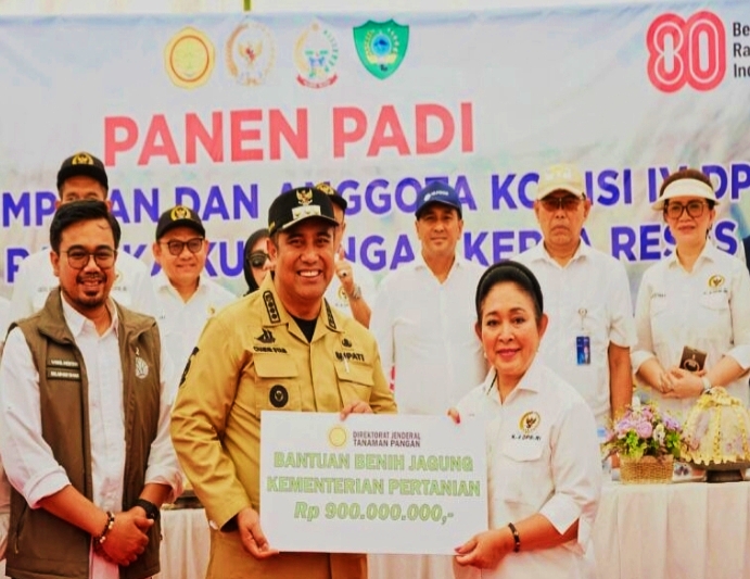 Ketua Komisi IV DPR RI, Siti Hediati Hariyadi atau Titiek Soeharto bersama Mentan RI, Amran Sulaiman. Foto Dok: Istimewa.