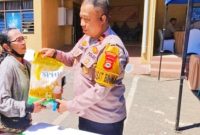 Jajaran Polres Maros memberikan bantuan melalui pasar murah. Foto Dok: Istimewa.