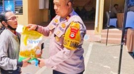 Jajaran Polres Maros memberikan bantuan melalui pasar murah. Foto Dok: Istimewa.