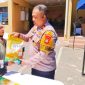 Jajaran Polres Maros memberikan bantuan melalui pasar murah. Foto Dok: Istimewa.