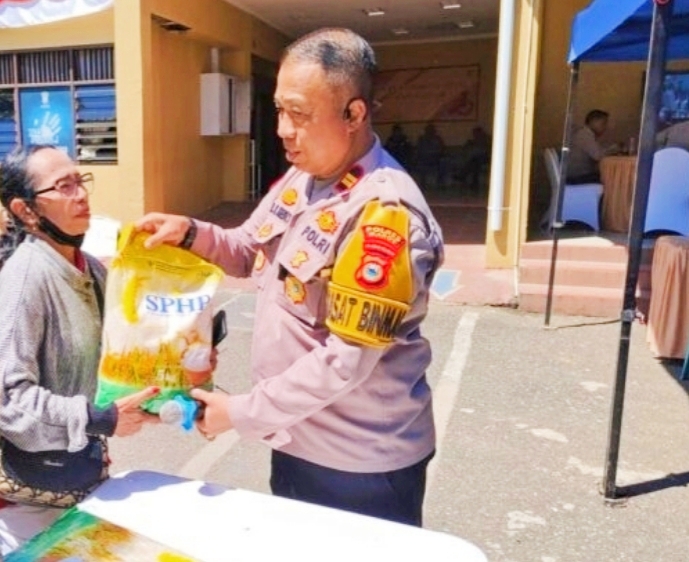 Jajaran Polres Maros memberikan bantuan melalui pasar murah. Foto Dok: Istimewa.