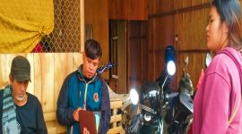 Rasid (kiri), warga yang ditagih koperasi saat duduk pasrah didatangi dua karyawan koperasi di rumahnya. (ist)