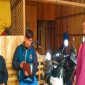 Rasid (kiri), warga yang ditagih koperasi saat duduk pasrah didatangi dua karyawan koperasi di rumahnya. (ist)