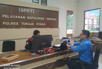 Direktur Perumda Air Minum Toraja Utara, Moses P Limbongan, saat melaporkan dugaan pencemaran nama baik ke Polres Toraja Utara. (Arlin/inspirasi pos)