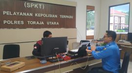 Direktur Perumda Air Minum Toraja Utara, Moses P Limbongan, saat melaporkan dugaan pencemaran nama baik ke Polres Toraja Utara. (Arlin/inspirasi pos)