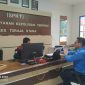 Direktur Perumda Air Minum Toraja Utara, Moses P Limbongan, saat melaporkan dugaan pencemaran nama baik ke Polres Toraja Utara. (Arlin/inspirasi pos)