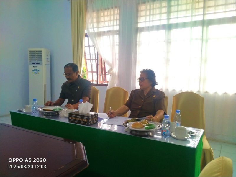 Ketua DPRD Toraja Utara, Hermin S. Matandung, (kanan) didampingi wakil ketua komisi. Foto Dok: Redaksi/inspirasipos.com