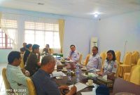 Suasana di ruangan Komisi 2 saat direktur Perumda Air Minum, Moses Limbongan, memberikan klarifikasi dihadapan para Anggota Dewan terkait adanya tudingan bahwa dirinya pernah merendahkan DPRD, Pada, Rabu (20/08/2025). Foto Dok: Arlin/inspirasipos.com