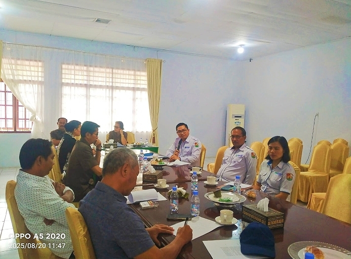 Suasana di ruangan Komisi 2 saat direktur Perumda Air Minum, Moses Limbongan, memberikan klarifikasi dihadapan para Anggota Dewan terkait adanya tudingan bahwa dirinya pernah merendahkan DPRD, Pada, Rabu (20/08/2025). Foto Dok: Arlin/inspirasipos.com