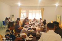 Anggota DPRD Toraja Utara dari Fraksi Partai Golkar, Kalvin Para’pak bersama anggota komisi 2 saat menyampaikan masukan kualitas layanan air Perumda yang perlu dibenahi. Foto Dok: Redaksi/inspirasipos.com