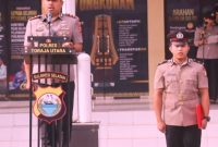 Kapolres Toraja Utara, AKBP Stephanus Luckyto AW, SIK, SH, MSi bertindak sebagai Inspektur Upacara. Foto Dok: Humas.