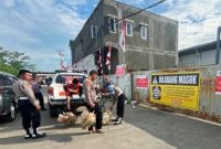 Anggota propam Polda Banten tengah melakukan sidak di lokasi kejadian, pada Kamis (21/08/2025). Foto Dok: Istimewa 