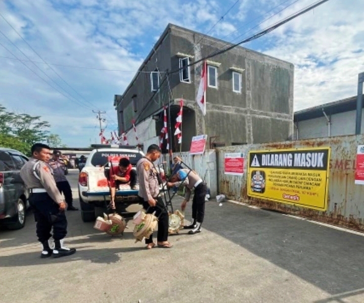 Anggota propam Polda Banten tengah melakukan sidak di lokasi kejadian, pada Kamis (21/08/2025). Foto Dok: Istimewa 