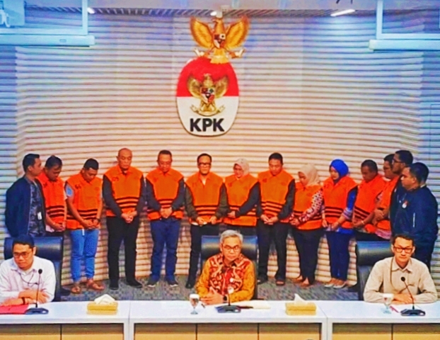 KPK mengumukan sejumlah tersangka hasil Operasi Tangkap Tangan (OTT), 10 Orang Lainnya Resmi Jadi Tersangka di gedung KPK-RI Jumat (22/8/2025). Foto Dok: Istimewa.
