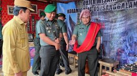 Sekda Salvius Pasang S.P, M.P (kiri), Dandim 1414/Tator, Letkol Inf Armal, SH, MIP, (tengah) bersama Kolonel Inf A. Saad Miyanta (kanan) mengunjungi objek wisata Koramil 1414-05/ Sanggalangi, pada Senin (25/08/2025) kemarin. Foto Dok: Humas Wilyam-Kodim 1414/Tator.