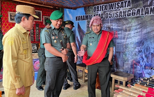 Sekda Salvius Pasang S.P, M.P (kiri), Dandim 1414/Tator, Letkol Inf Armal, SH, MIP, (tengah) bersama Kolonel Inf A. Saad Miyanta (kanan) mengunjungi objek wisata Koramil 1414-05/ Sanggalangi, pada Senin (25/08/2025) kemarin. Foto Dok: Humas Wilyam-Kodim 1414/Tator.