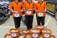 Personil Polwan Polres Toraja Utara memegang puluhan paket sembako untuk dibagikan kepada warga yang melintas diseputaran Kandean dulang Rantepao, pada Senin 25 Agustus 2025. Foto Dok: Istimewa 