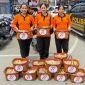 Personil Polwan Polres Toraja Utara memegang puluhan paket sembako untuk dibagikan kepada warga yang melintas diseputaran Kandean dulang Rantepao, pada Senin 25 Agustus 2025. Foto Dok: Istimewa 