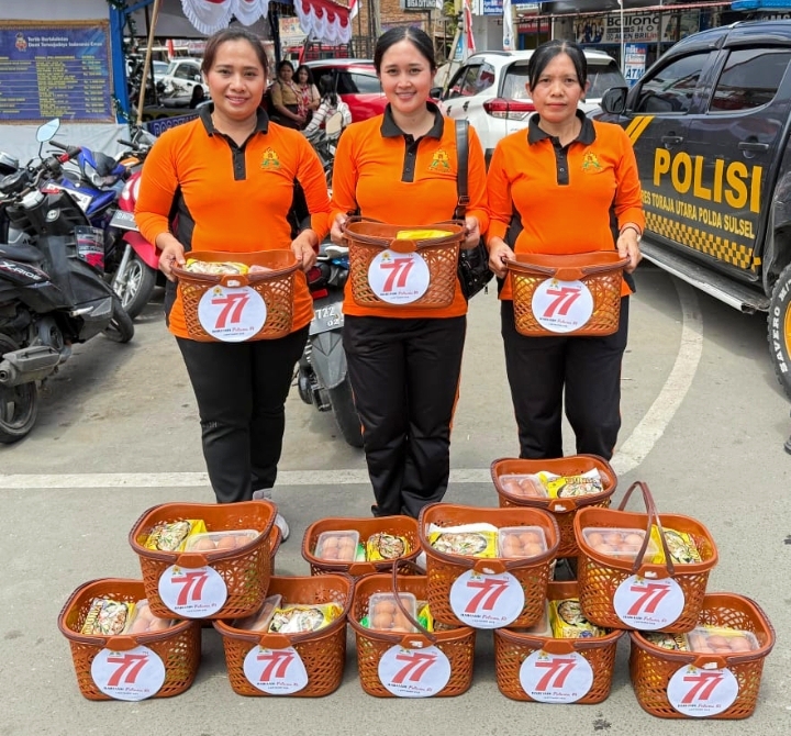 Personil Polwan Polres Toraja Utara memegang puluhan paket sembako untuk dibagikan kepada warga yang melintas diseputaran Kandean dulang Rantepao, pada Senin 25 Agustus 2025. Foto Dok: Istimewa 