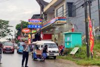 Anggota Satlantas Polres Toraja Utara tengah melakukan pengaturan Lalin demi menjaga keselamatan dan kelancaran pengguna jalan yang melintas di poros Rantepao-Bolu. Foto Dok: Ist
