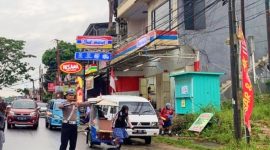 Anggota Satlantas Polres Toraja Utara tengah melakukan pengaturan Lalin demi menjaga keselamatan dan kelancaran pengguna jalan yang melintas di poros Rantepao-Bolu. Foto Dok: Ist