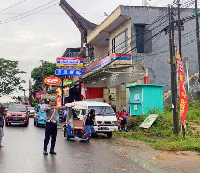 Anggota Satlantas Polres Toraja Utara tengah melakukan pengaturan Lalin demi menjaga keselamatan dan kelancaran pengguna jalan yang melintas di poros Rantepao-Bolu. Foto Dok: Ist