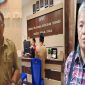 Kepala Dinas Ketahanan Pangan (Ketapang) Kabupaten Toraja Utara, Paulus Batti (kiri-tengah) saat berada di ruangan SPKT Polres Torut dan Kabid Ketersedian dan Distribusi Pangan Toraja Utara, Yopita Sampe Allo (kanan). Dok cloase redaksi: Foto sumber- (torajatimes.com/harian.fajar.co.id/Fredy Samuel).