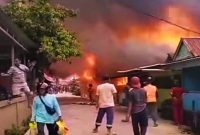 Nampak asap tebal membumbung tinggi kelangit disusul kobaran api, Picu Kepanikan Warga Desa Soroako, Kecamatan Nuha, Kabupaten Luwu Timur, Sulawesi Selatan, Rabu (27/8/2025) siang tadi. Foto Dok: Kontributor Malili Asrul/inspirasipos.com