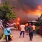 Nampak asap tebal membumbung tinggi kelangit disusul kobaran api, Picu Kepanikan Warga Desa Soroako, Kecamatan Nuha, Kabupaten Luwu Timur, Sulawesi Selatan, Rabu (27/8/2025) siang tadi. Foto Dok: Kontributor Malili Asrul/inspirasipos.com