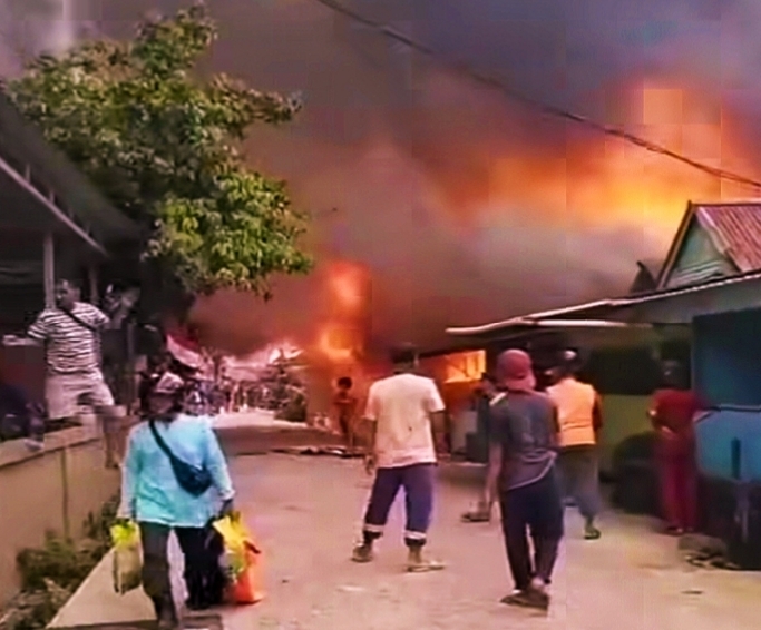 Nampak asap tebal membumbung tinggi kelangit disusul kobaran api, Picu Kepanikan Warga Desa Soroako, Kecamatan Nuha, Kabupaten Luwu Timur, Sulawesi Selatan, Rabu (27/8/2025) siang tadi. Foto Dok: Kontributor Malili Asrul/inspirasipos.com