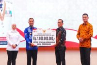 Gubernur Sulsel, Andi Sudirman Sulaiman, secara resmi menyerahkan bantuan tanggap darurat senilai Rp1 miliar kepada Pemerintah Kabupaten Luwu Timur, pada Rabu (27/8/2025). Foto Dok: Humas Pemprov Sulsel.