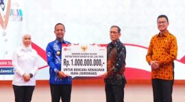 Gubernur Sulsel, Andi Sudirman Sulaiman, secara resmi menyerahkan bantuan tanggap darurat senilai Rp1 miliar kepada Pemerintah Kabupaten Luwu Timur, pada Rabu (27/8/2025). Foto Dok: Humas Pemprov Sulsel.