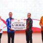 Gubernur Sulsel, Andi Sudirman Sulaiman, secara resmi menyerahkan bantuan tanggap darurat senilai Rp1 miliar kepada Pemerintah Kabupaten Luwu Timur, pada Rabu (27/8/2025). Foto Dok: Humas Pemprov Sulsel.