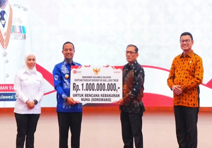 Gubernur Sulsel, Andi Sudirman Sulaiman, secara resmi menyerahkan bantuan tanggap darurat senilai Rp1 miliar kepada Pemerintah Kabupaten Luwu Timur, pada Rabu (27/8/2025). Foto Dok: Humas Pemprov Sulsel.