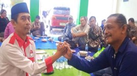 Nampak salam komando ketua umum  Samsuri, S.Pd.I., M.A, saat gelar halal bihalal bersama para pengurus dan handai taulan di kediamannya, pada Selasa (08/07/2025) beberapa waktu lalu.