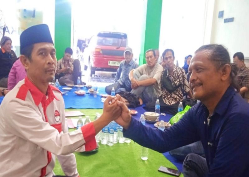Nampak salam komando ketua umum  Samsuri, S.Pd.I., M.A, saat gelar halal bihalal bersama para pengurus dan handai taulan di kediamannya, pada Selasa (08/07/2025) beberapa waktu lalu.