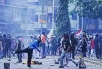 Para pengunjuk rasa melemparkan batu ke arah polisi antihuru-hara dalam aksi protes menentang tunjangan besar yang diberikan kepada anggota DPR, di Jakarta, Indonesia, Senin, 25 Agustus 2025 kemarin. Foto: Ist.