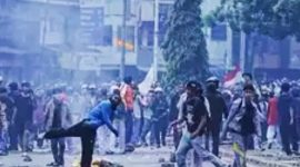 Para pengunjuk rasa melemparkan batu ke arah polisi antihuru-hara dalam aksi protes menentang tunjangan besar yang diberikan kepada anggota DPR, di Jakarta, Indonesia, Senin, 25 Agustus 2025 kemarin. Foto: Ist.
