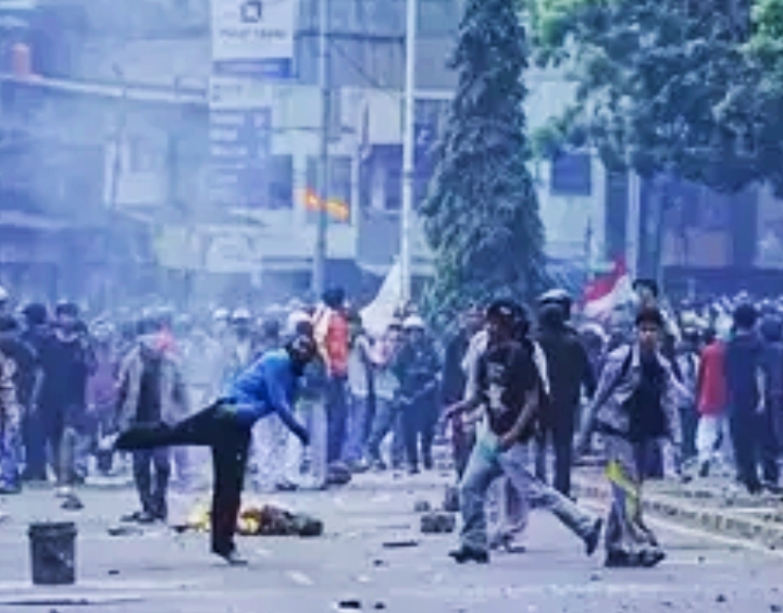 Para pengunjuk rasa melemparkan batu ke arah polisi antihuru-hara dalam aksi protes menentang tunjangan besar yang diberikan kepada anggota DPR, di Jakarta, Indonesia, Senin, 25 Agustus 2025 kemarin. Foto: Ist.