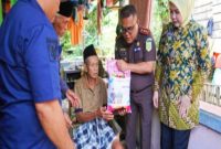 Kepala Kejaksaan Negeri Barru, Syamsurezky, SH, MH, menyerahkan paket sembako, pada Kamis (28/08/2025) pagi.