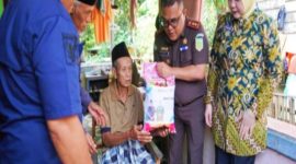 Kepala Kejaksaan Negeri Barru, Syamsurezky, SH, MH, menyerahkan paket sembako, pada Kamis (28/08/2025) pagi.