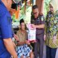 Kepala Kejaksaan Negeri Barru, Syamsurezky, SH, MH, menyerahkan paket sembako, pada Kamis (28/08/2025) pagi.