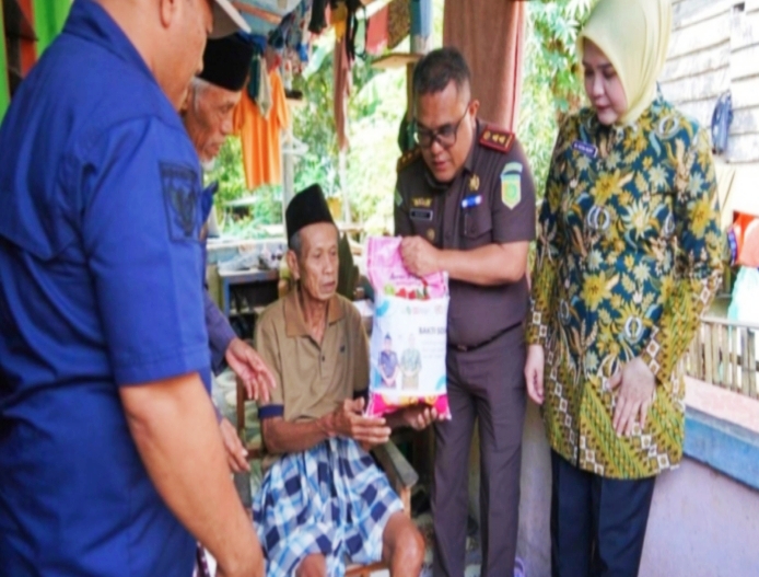 Kepala Kejaksaan Negeri Barru, Syamsurezky, SH, MH, menyerahkan paket sembako, pada Kamis (28/08/2025) pagi.