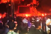 Ribuan masyarakat tumpah ruah menyaksikannya kantor DPRD kota Makassar dilalap Sijago merah di Jalan Andi Pangeran Pettarani Makassar, Sulawesi Selatan Jumat malam (29/08/2025).