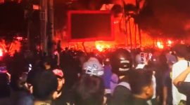 Ribuan masyarakat tumpah ruah menyaksikannya kantor DPRD kota Makassar dilalap Sijago merah di Jalan Andi Pangeran Pettarani Makassar, Sulawesi Selatan Jumat malam (29/08/2025).