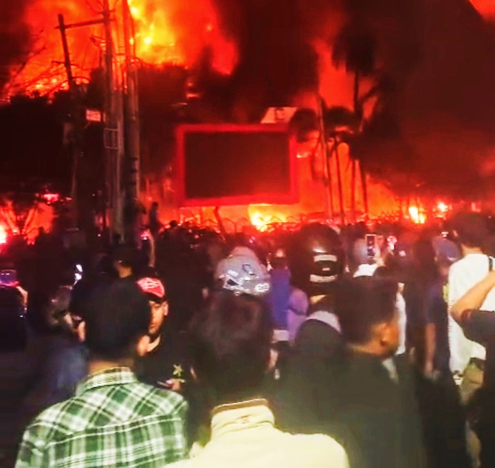Ribuan masyarakat tumpah ruah menyaksikannya kantor DPRD kota Makassar dilalap Sijago merah di Jalan Andi Pangeran Pettarani Makassar, Sulawesi Selatan Jumat malam (29/08/2025).