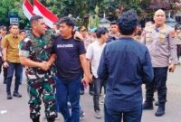 Dandim 1404/Pinrang Letkol Inf Abdullah Mahua, S.H.I., M.M terlihat merangkul dan berjabat tangan dengan salah seorang peserta demonstran, pada Jumat (29/08/2025) siang. Foto Dok: Ist