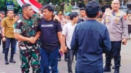 Dandim 1404/Pinrang Letkol Inf Abdullah Mahua, S.H.I., M.M terlihat merangkul dan berjabat tangan dengan salah seorang peserta demonstran, pada Jumat (29/08/2025) siang. Foto Dok: Ist