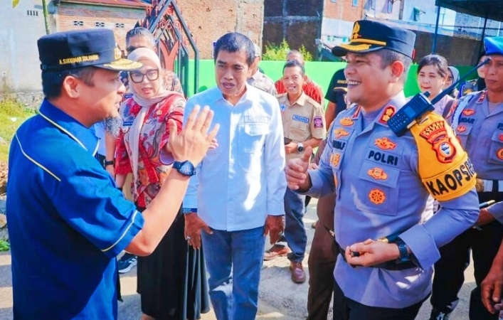 Gubernur Sulawesi Selatan Andi Sudirman Sulaiman kunjungan kerja didampingi Kapolres Barru AKBP Ananda Fauzi Harahap SIK MH, meresmikan Program Bedah Rumah (PBR) di Kabupaten Barru, pada Jumat (18/7/2025). Foto Dok: humas.