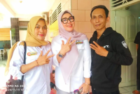 Assisten pribadi, Asnani (kiri) Pasangan Calon Bupati Barru Nomor Urut 3, Andi Ina Kartika Sari (tengah) dan pimpinan redaksi media koran online inspirasipos.com, Arlin (kanan). Foto Dok: Ari kasih Sabitau/inspirasipos.com